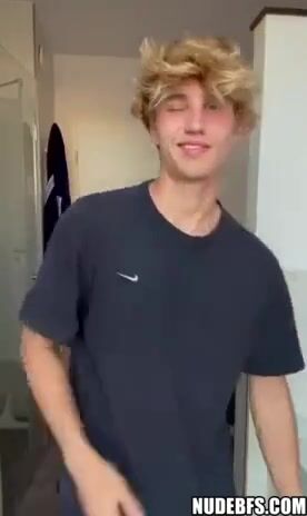 Dylan mostra o pau pra um twink