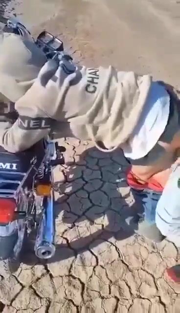 شبان مصريون يمارسون الجنس بدون واقٍ في الصحراء