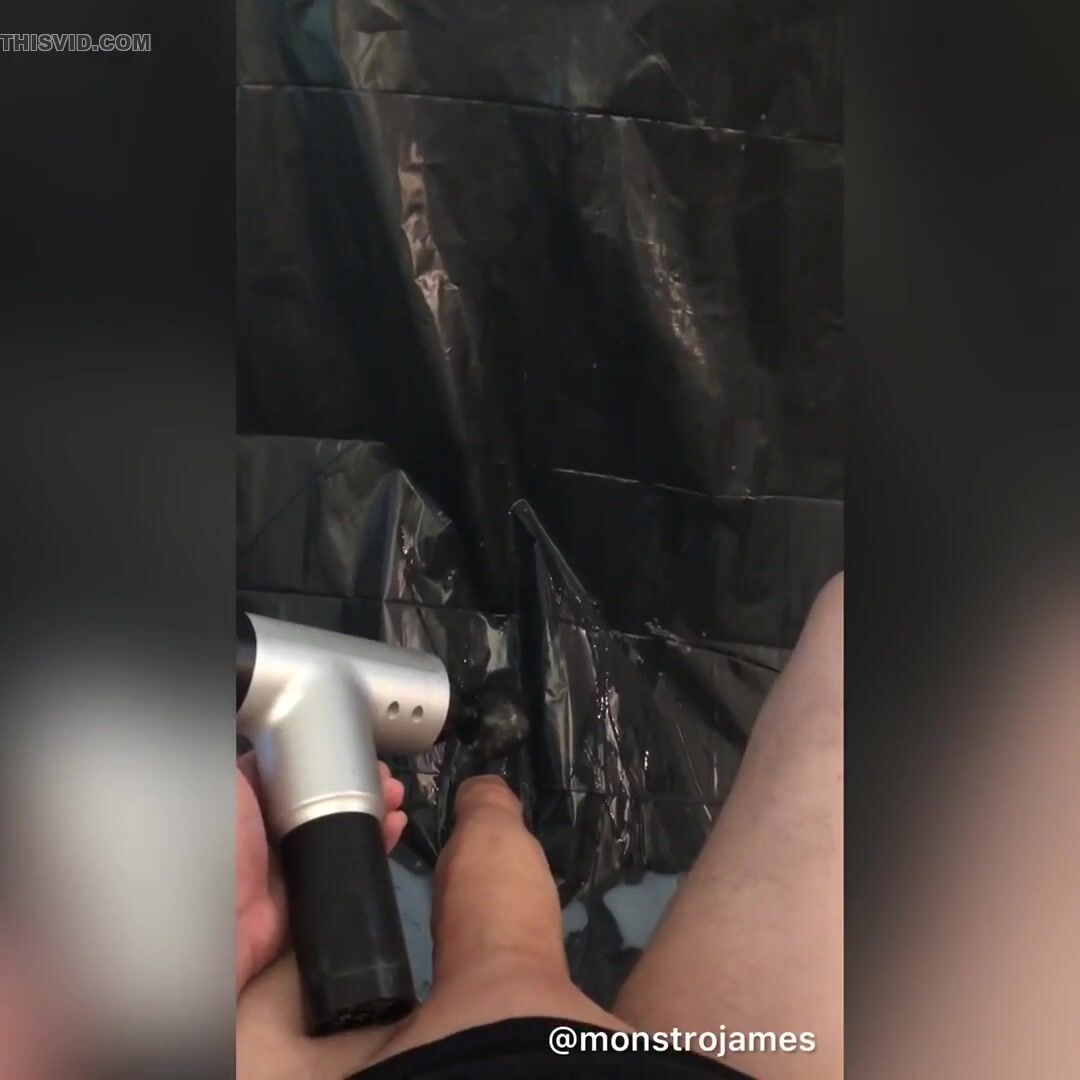 Jovencito recibe la polla musculosa de papá a pelo y eyacula