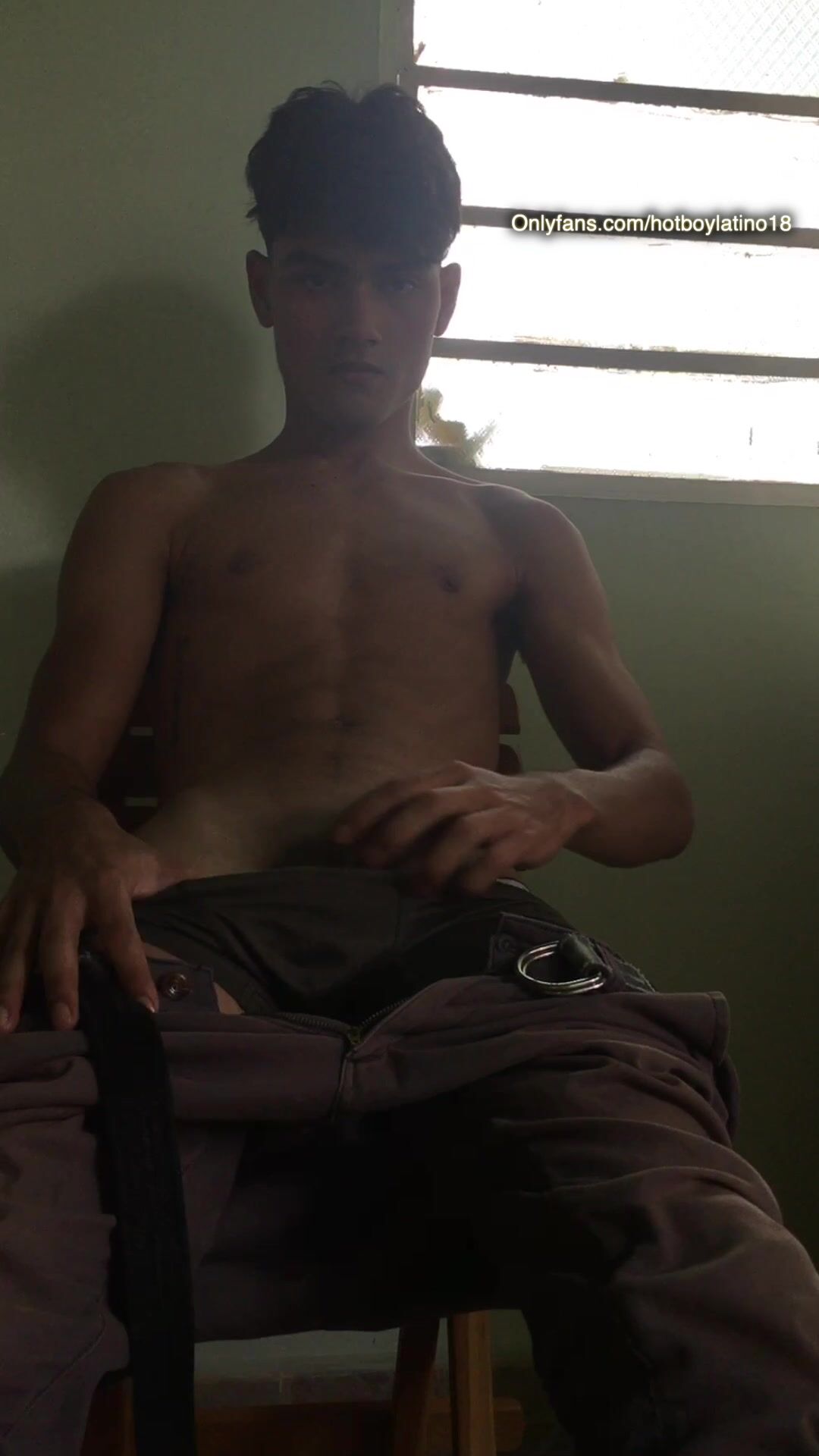El chamito acaba super rico, cremoso y shootea lejos - hot boy porn