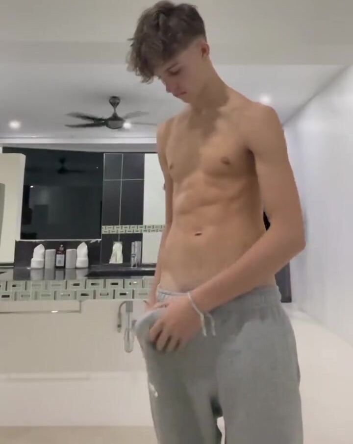 Elephant muscle daddy barebacks twink cock