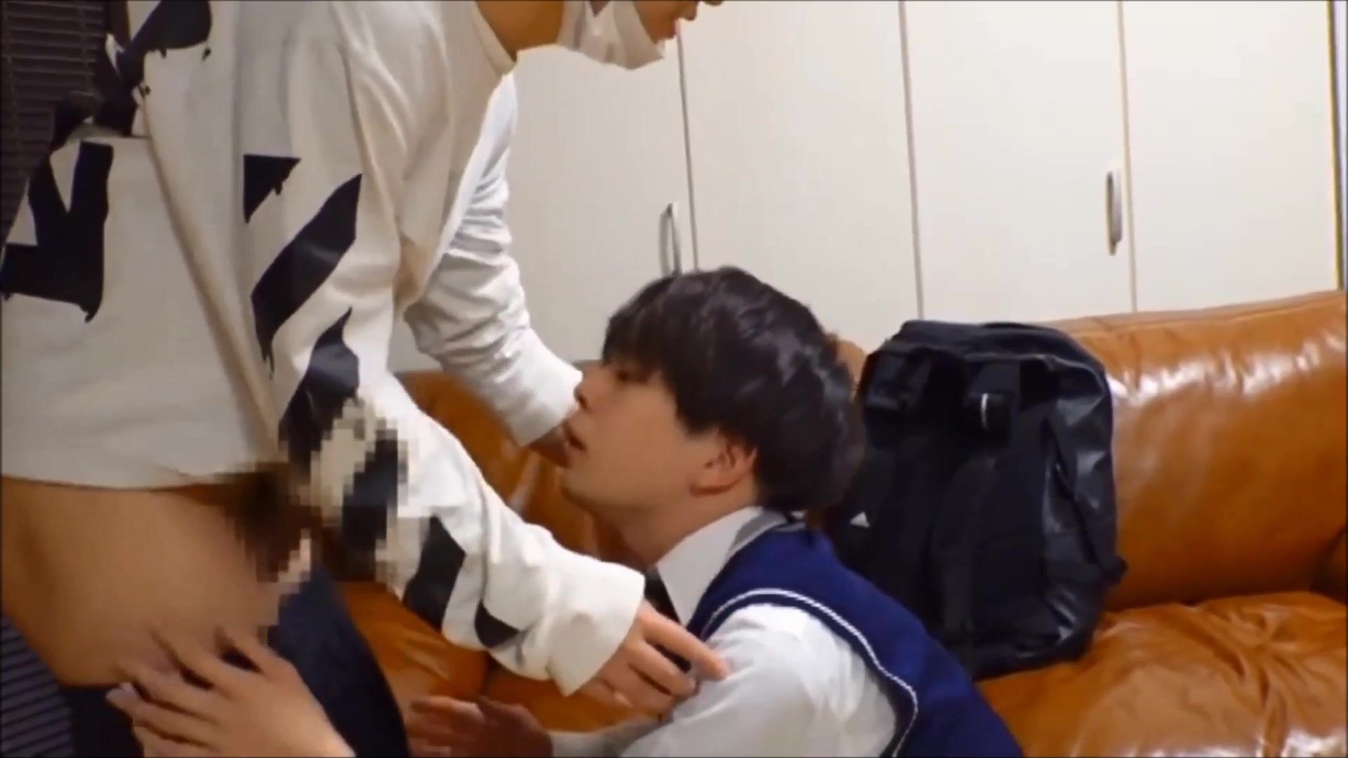 封闭电梯里的少年惊慌