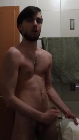 Adolescente hetero tímido pillado en el baño