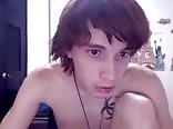 Adolescentes emo sentados em uma cadeira