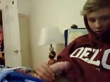 家里的男孩们享受私密时刻