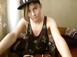Effemininierter blonder teenie ernest zeigt sich auf cam