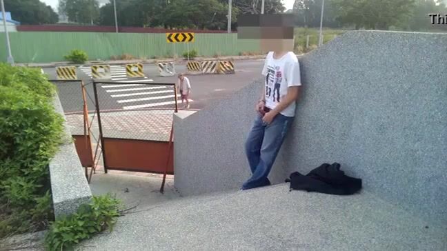 Twink cavalga o pau cru do papai musculoso nas escadas do parque