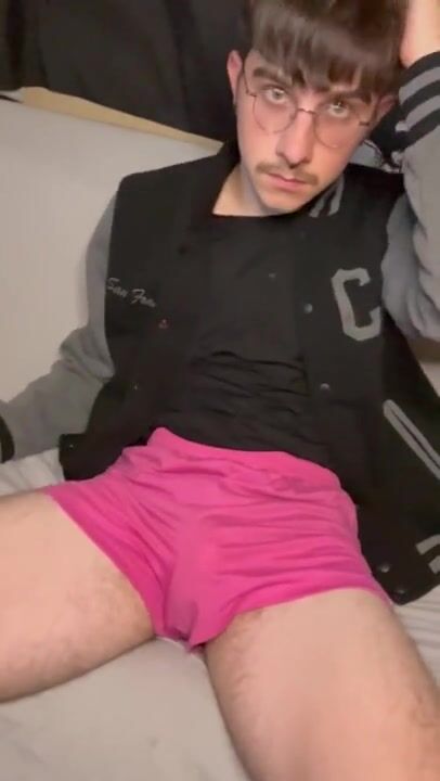 مراهق يس strip ويطلق حمولة ساخنة