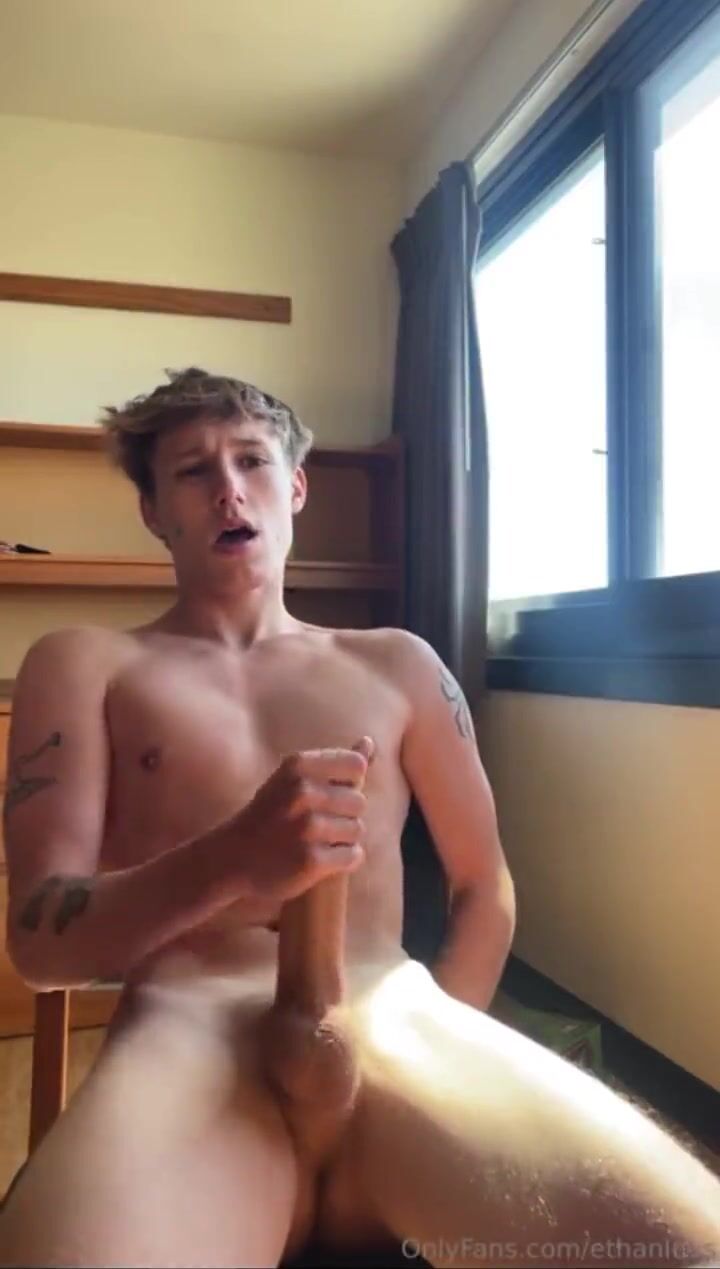 Ethan acaricia o pau de twink para o papai