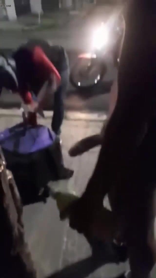 эксгибиционист собирает свою еду