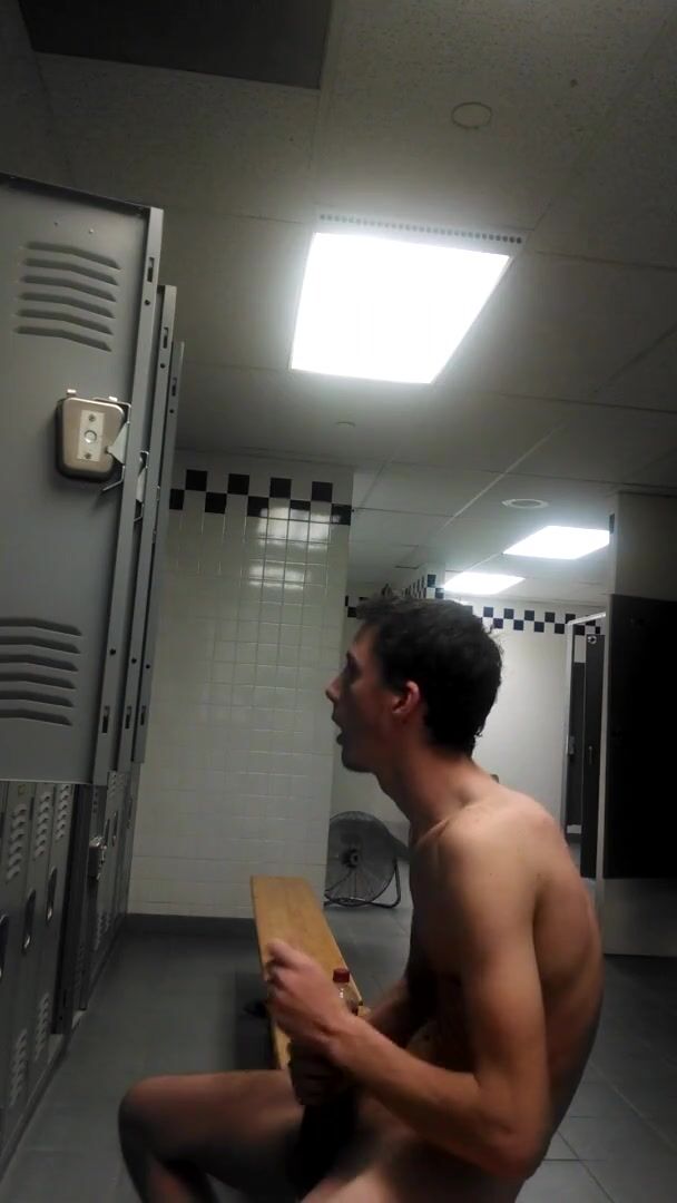 Ado exhibitionniste surpris en train de se branler dans les vestiaires