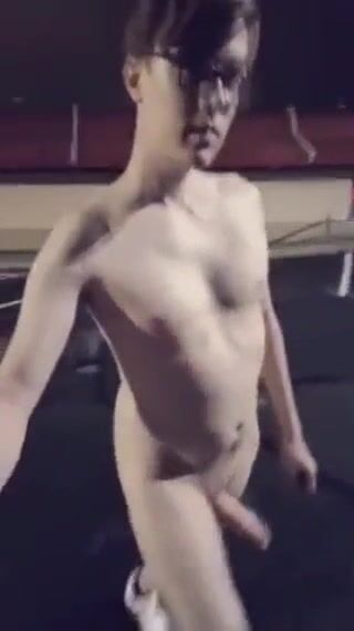 مراهق عاري يركب بدون واقي زب أبي عضلي