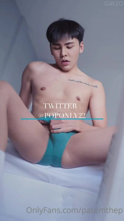 小鲜肉馋爹地多一两英寸的无套大鸡巴