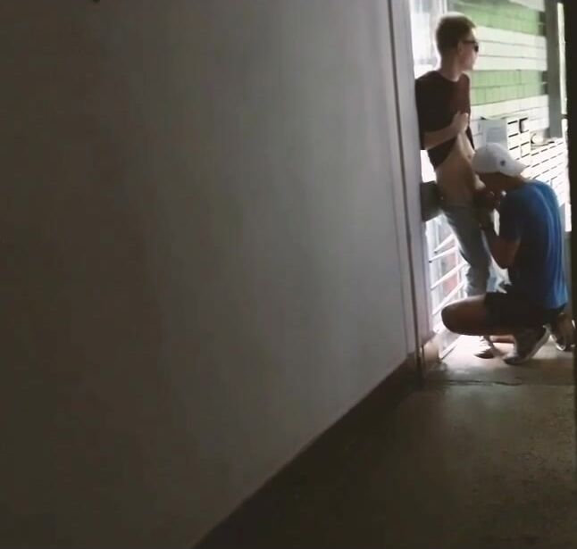 Extreme aktion ohne kondom zwischen schlankem twink und muskulösem ...