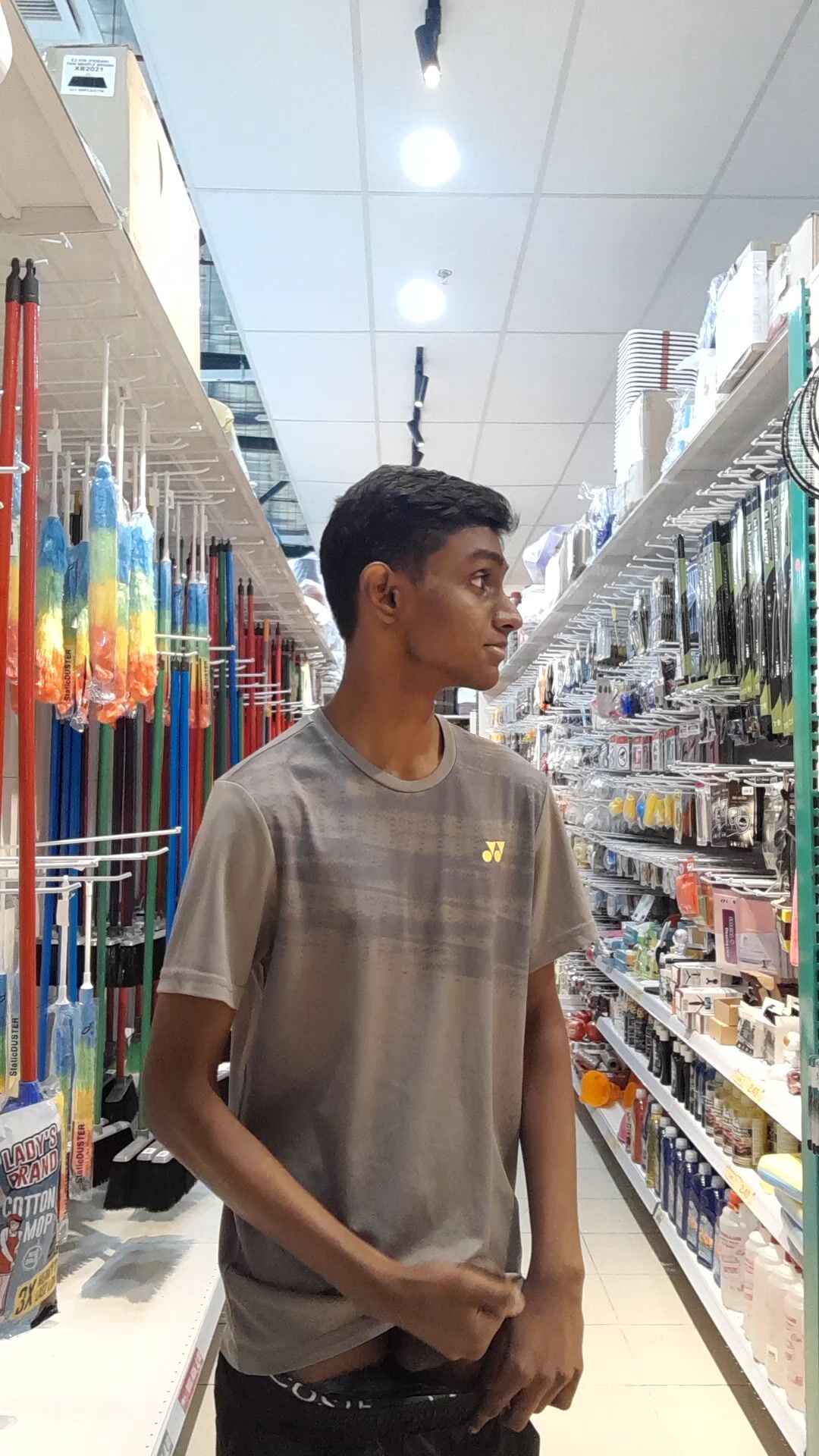 Twink exhibe sa bite dans un centre commercial