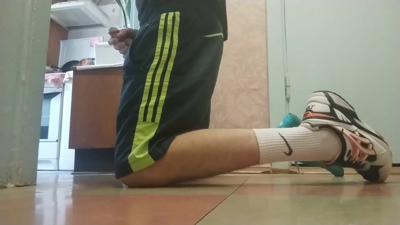Teenager in sneakern und weißen nike-socken, abspritzen