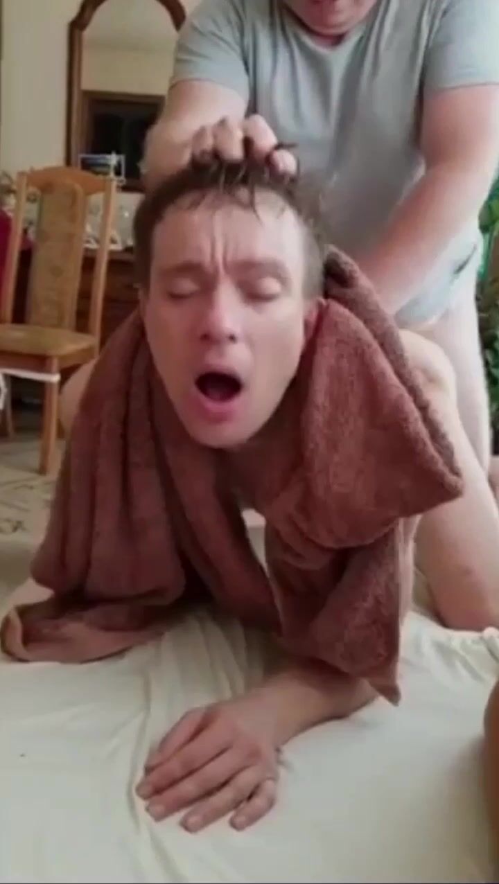 أبو عضلات ينيك صبي بولندي بقوة