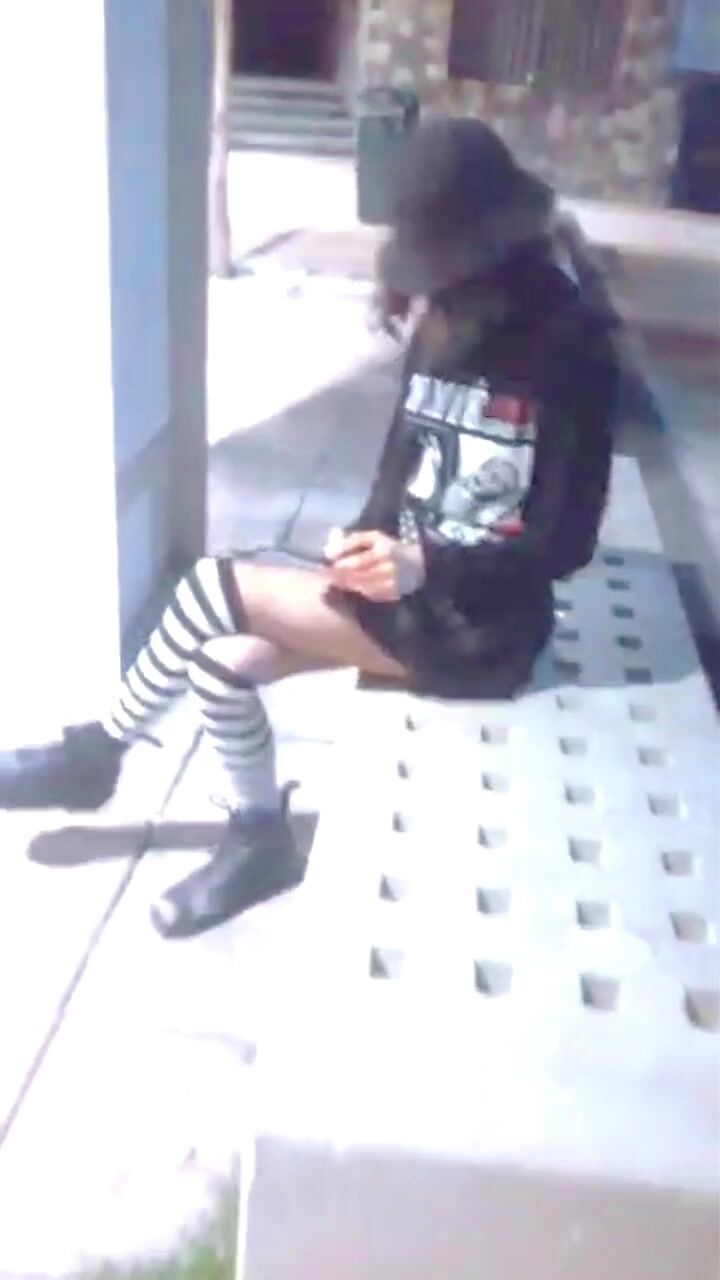 Femboy atrapado en público obligado a chupar