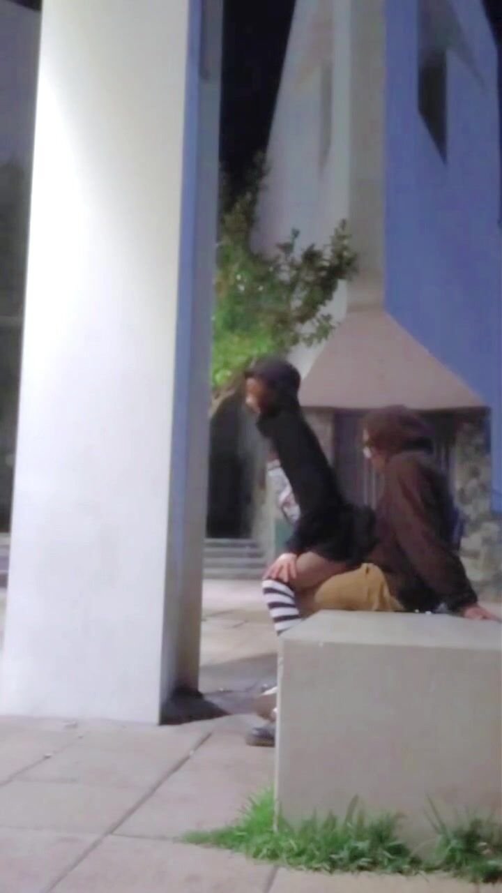 Femboy atrapado sin calzones y luego follado sin condón