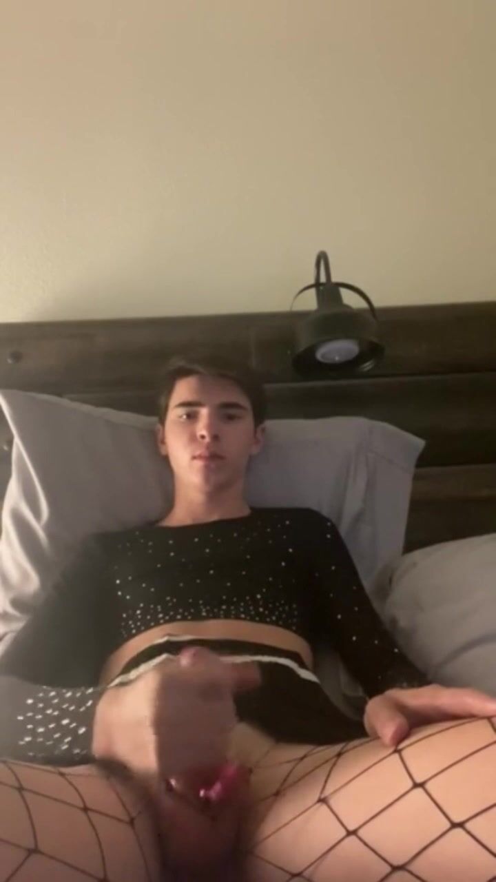 Femboy wichst vor kamera