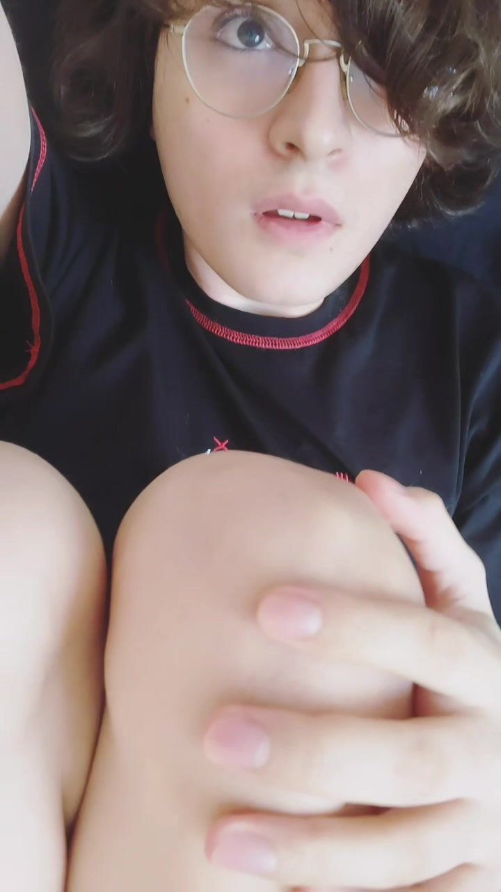 Femboy bettelt um harte entjungferung