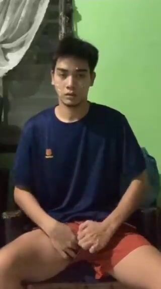 Adolescente filipino bate punheta no pau duro