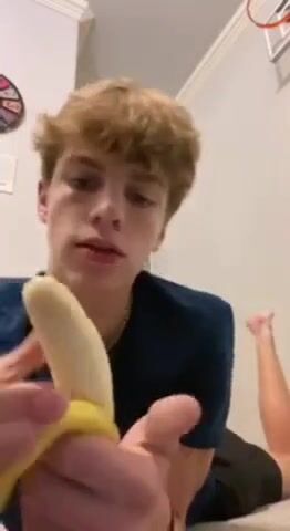 香蕉男孩摄像头乐趣：细嫩男孩为爸爸撸鸡巴