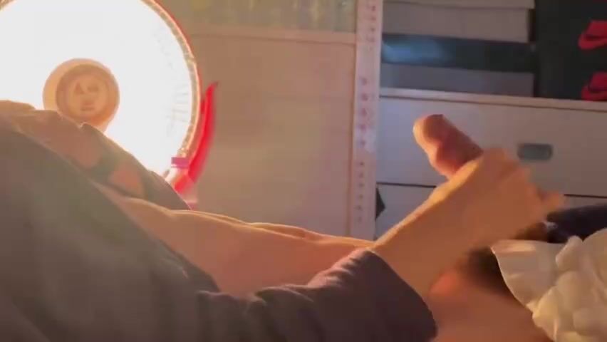 拍摄他朋友在床上手淫时嘎吱作响的床头板