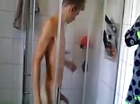 Ado surpris sous la douche par son cousin
