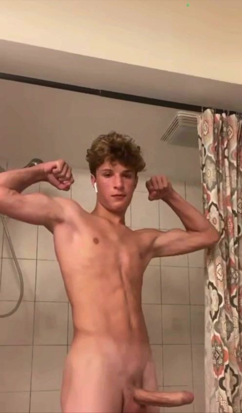 Blondinet branle et jouit dans toilettes