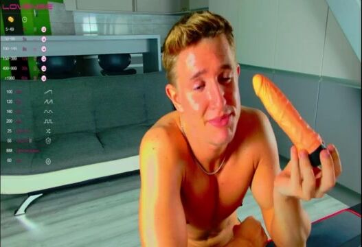 Fit-junge genießt intensives dildo-spiel