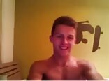 Fit boy wichst seinen harten schwanz