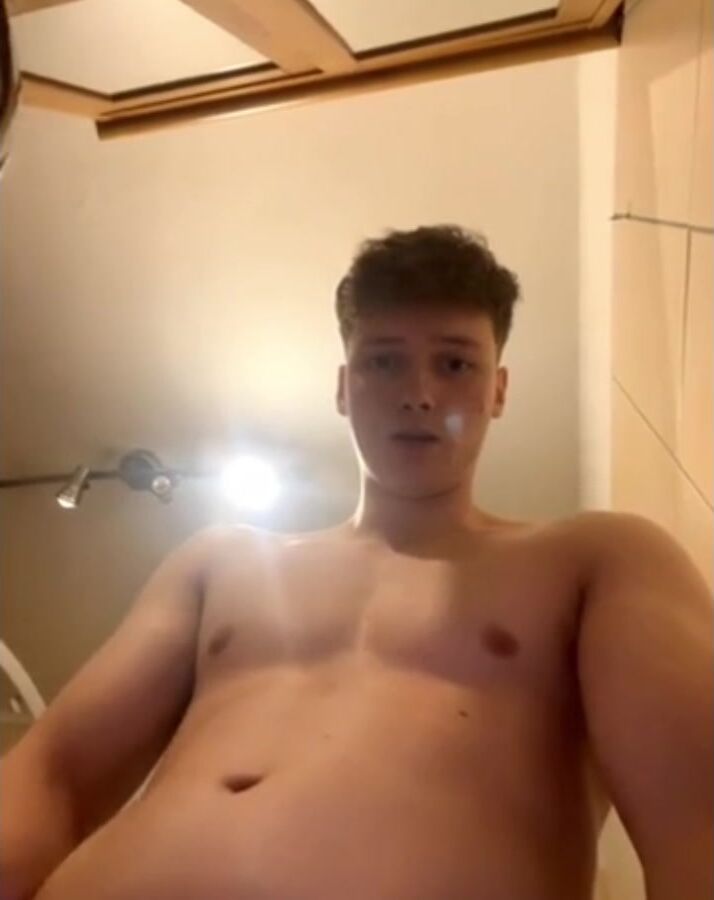 Twink loiro fisgado no snapchat por pau grande e sarado
