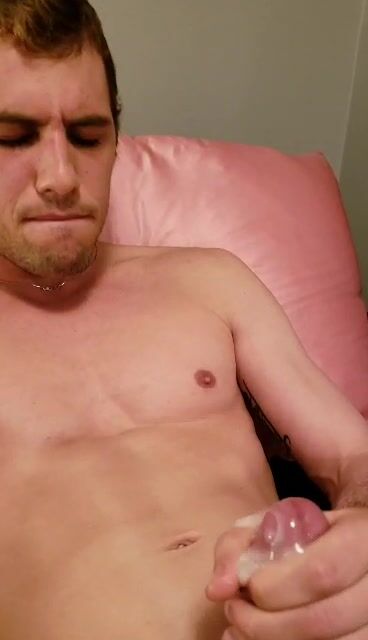 Trainierter typ spritzt hart vor der cam