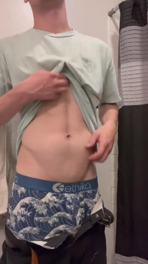 Ado sportif sort sa bite non circoncise dans les toilettes