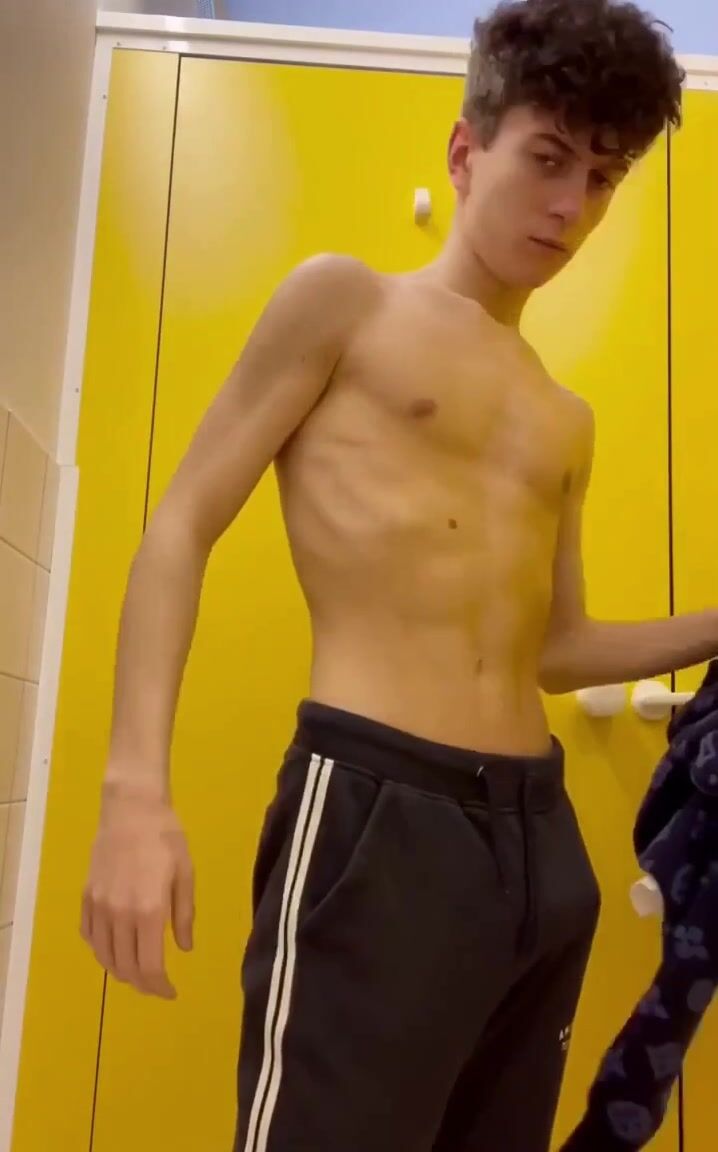 Muskulöser twink daddy bareback schwanz in öffentlicher toilette
