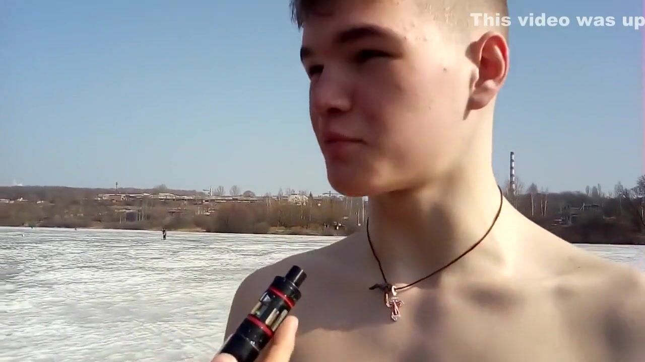 Russischer teen schwimmt nackt