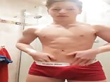 Jeune homme musclé se déshabille et se douche avec des mecs