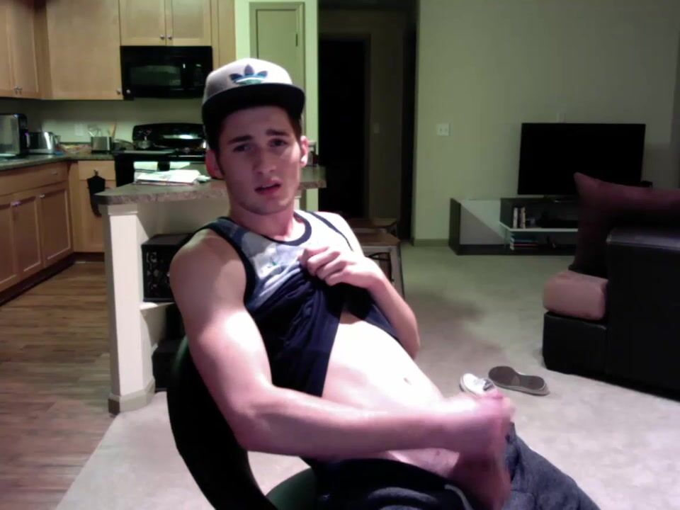 Fit twink wanks, cums & shows ass on home webcam