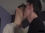 Fünf rohe twink-szenen ohne kondom mit daddy-schwanz