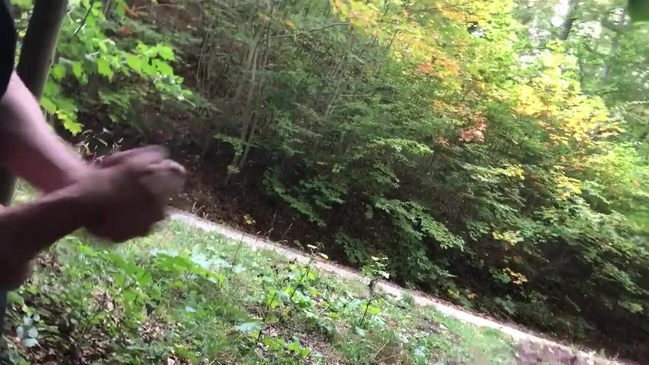 Teenie zeigt seinen riesenschwanz im wald