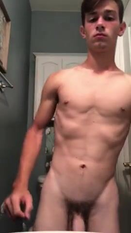 Le mec fait du muscle sous la douche
