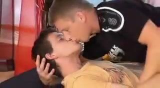 мускулистые атлеты меняются без презерватива