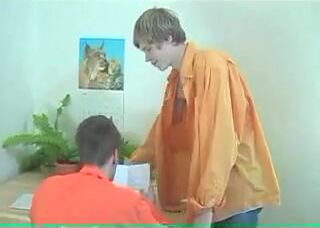 Teen in flip-flops auf dem schreibtisch gefickt