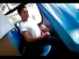校车上的调情变成了光溜溜的少年-大叔激战
