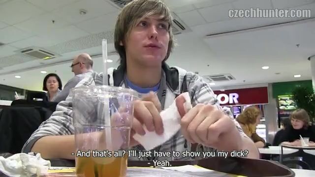 Foodcourt öffentlich blank: hetero-jungs nehmen rohen schwanz