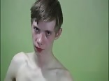 ال少年 يستمتع بنزوات القدم وحده