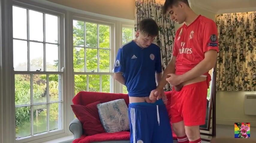 Chicos musculosos follan sin condón tras fútbol