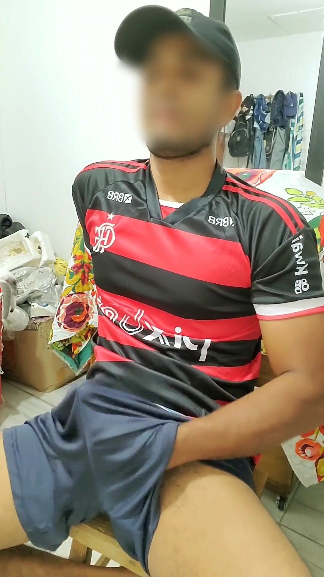 饥渴足球少年被肌肉大叔无套干