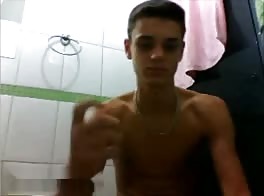 Garoto jovem fazendo cam no banheiro para você